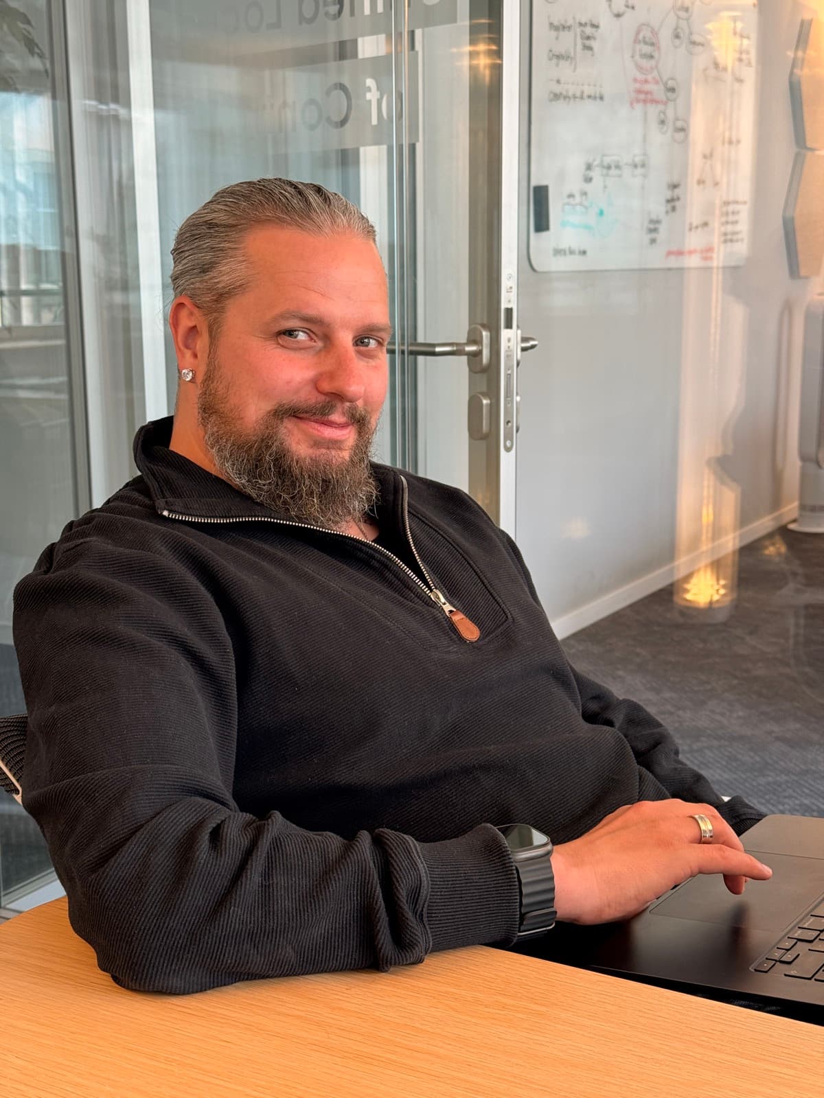 Christoph Brinke im Büro – KI im Mittelstand