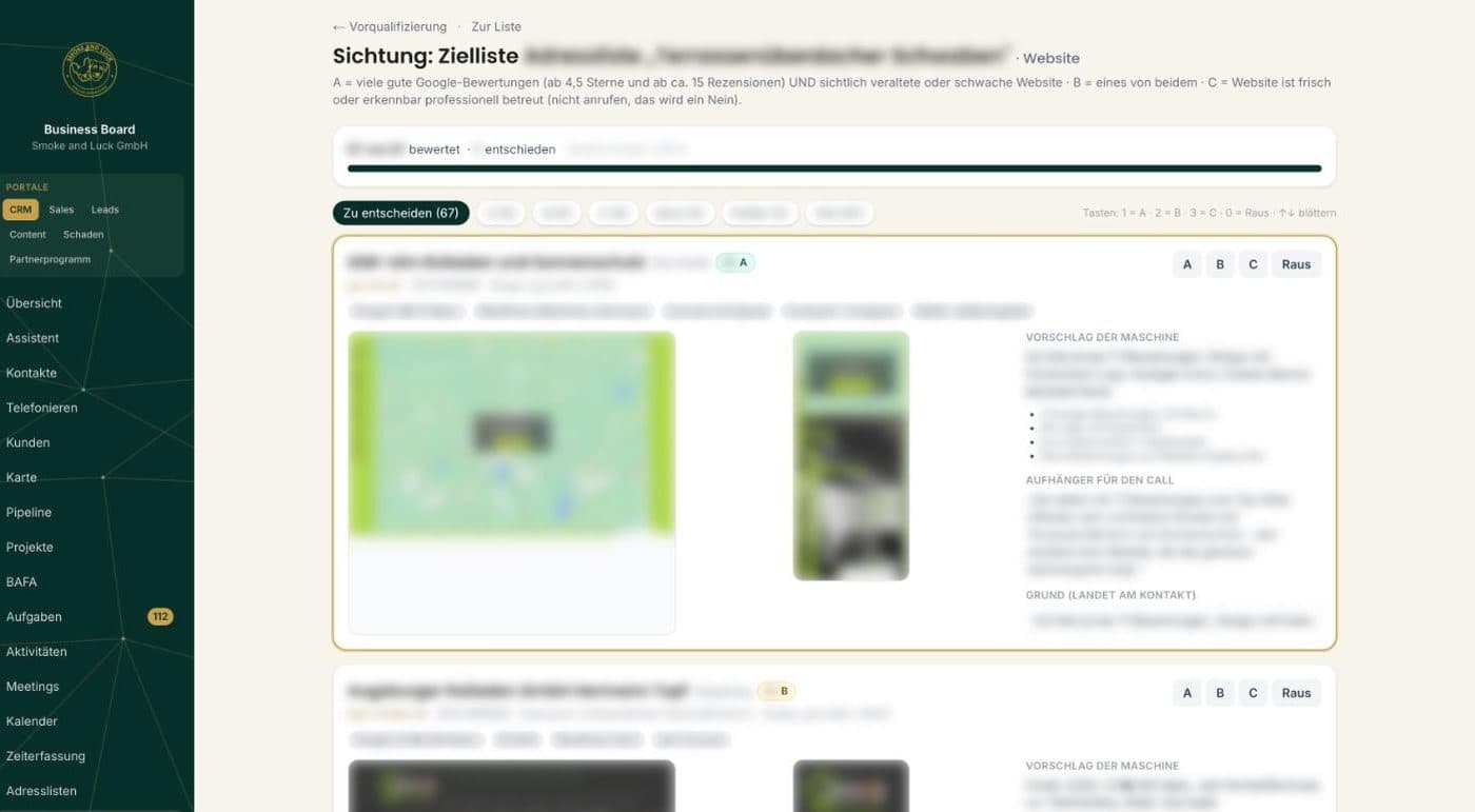 Vorqualifizierung im CRM mit Kennzahlen, Website-Signalen und KI-Vorschlag je Unternehmen, Namen unkenntlich